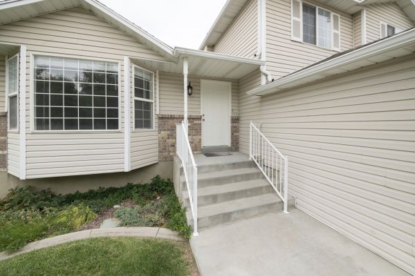 Cost of White Vinyl Siding Replacement in Athens